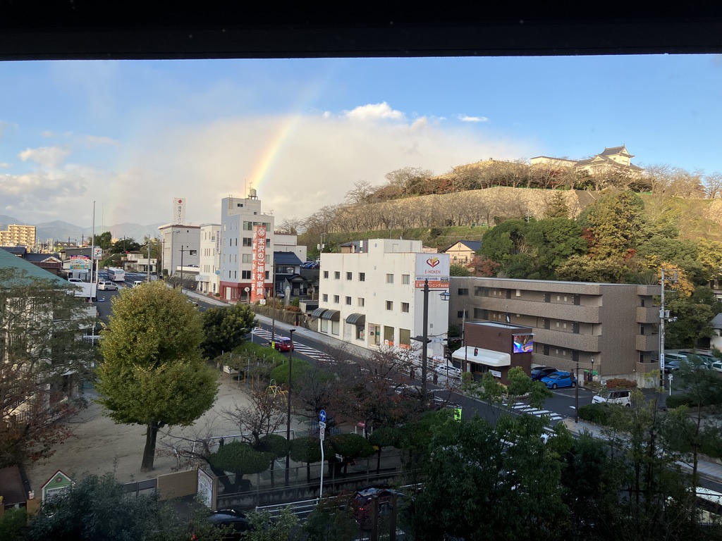 部屋から津山城址の風景