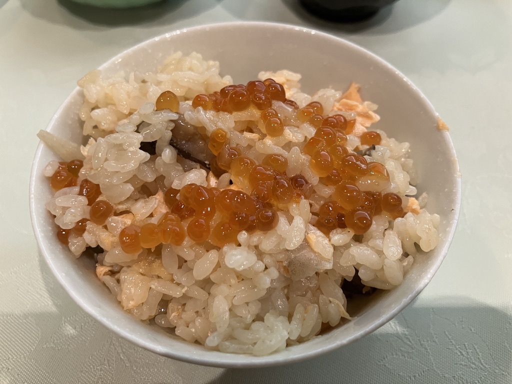 秋鮭の釜飯　いくら添え