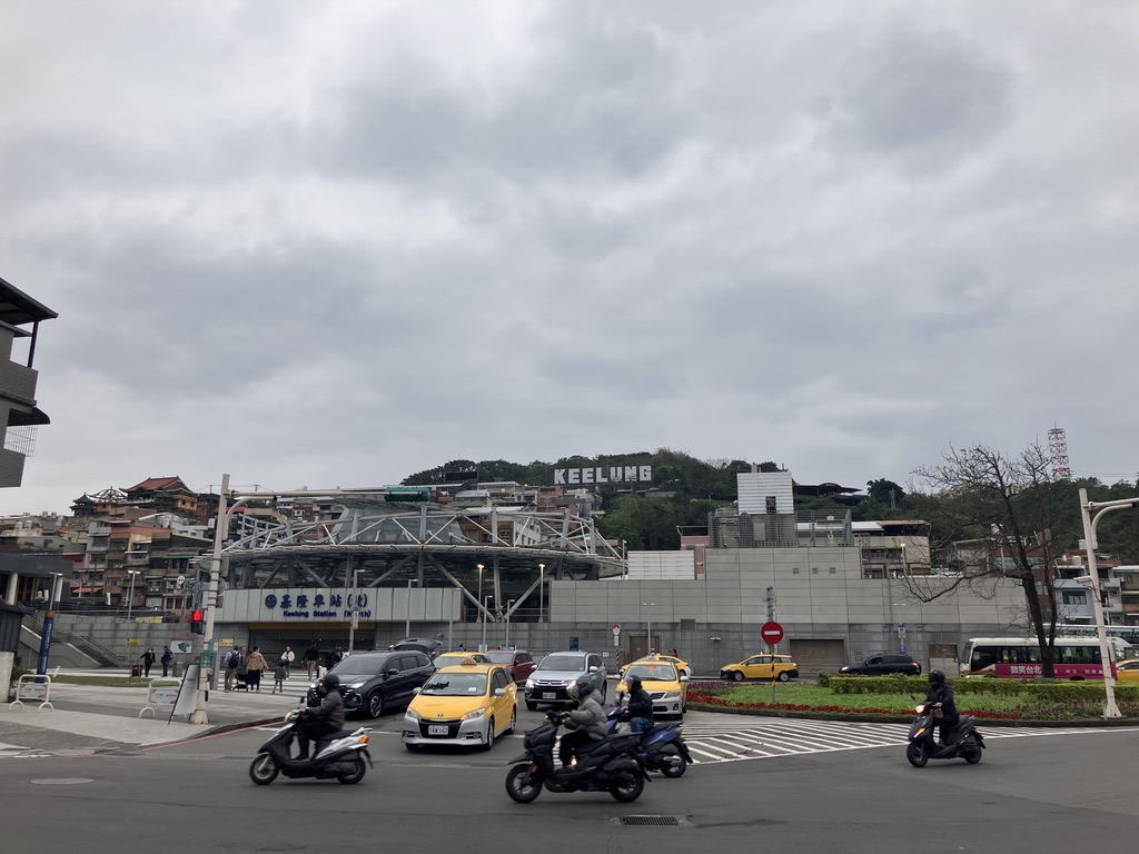 バイクが疾走する基隆駅北口