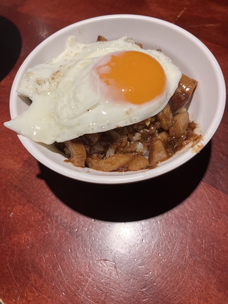 半熟卵を載せたルーロー飯（小）