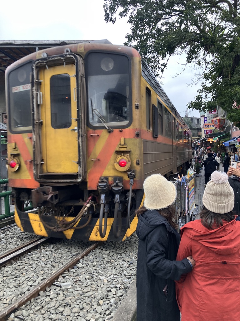 人の真横を通る鉄道