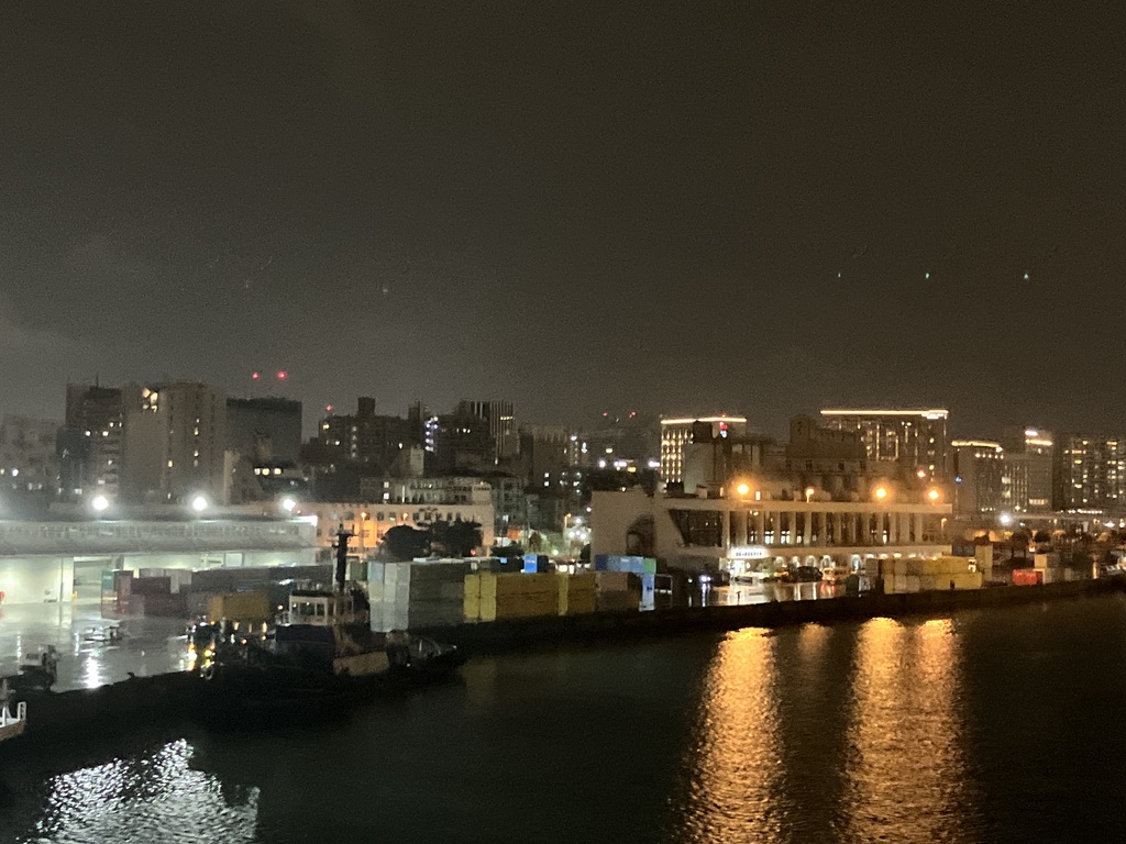 雨の中の那覇港