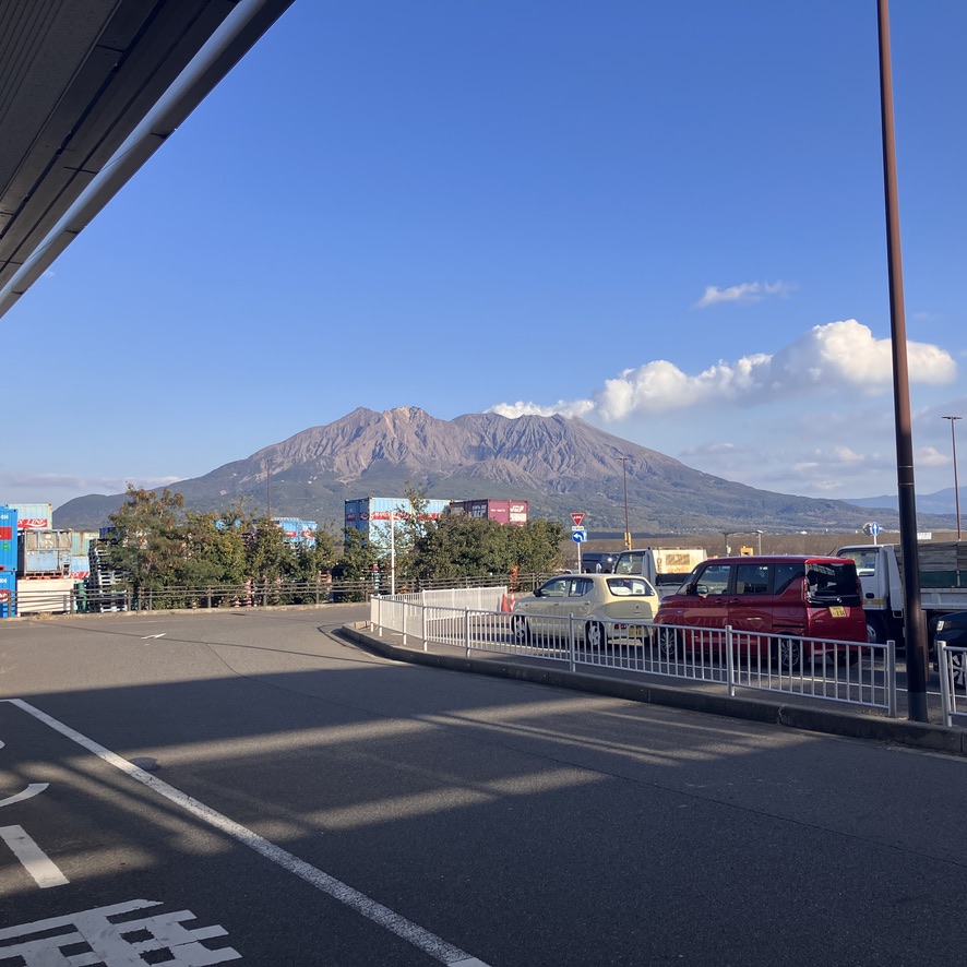 フェリーターミナル入口からの桜島