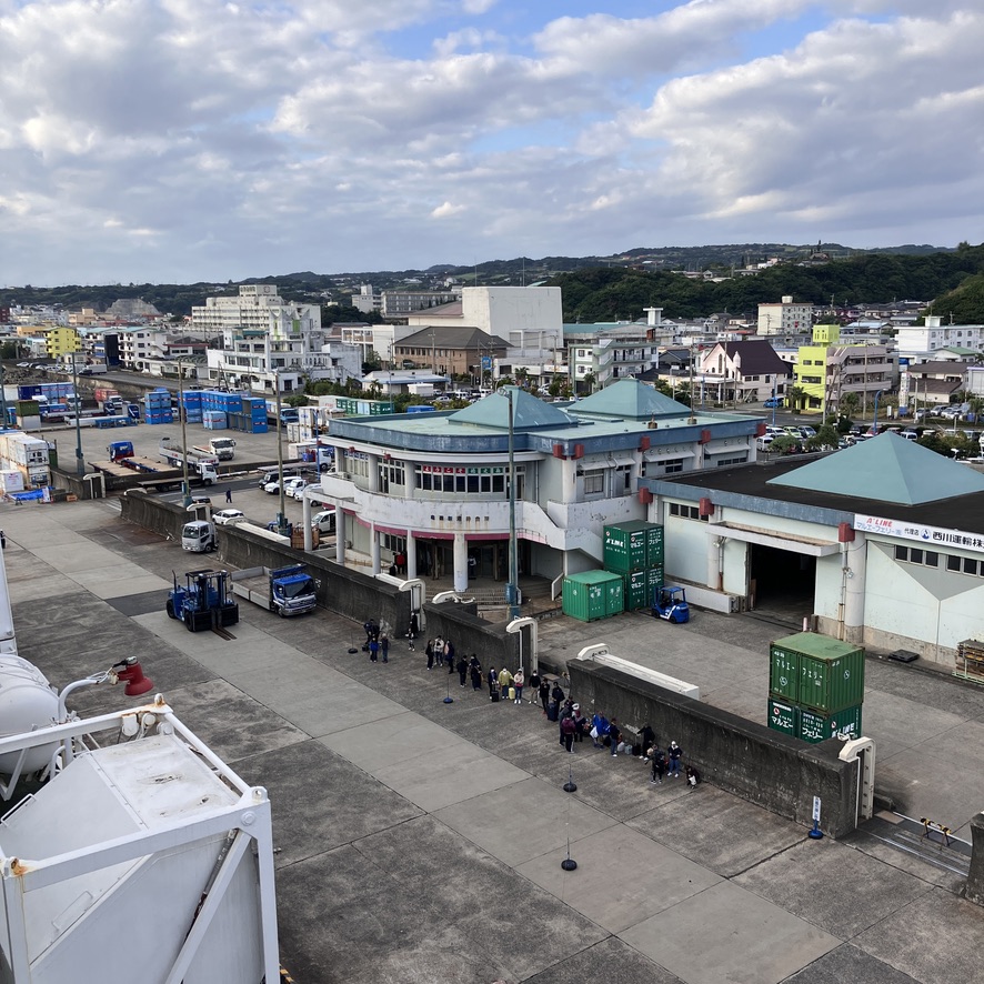 徳之島（亀徳港）の待合所と乗船待ちの人々