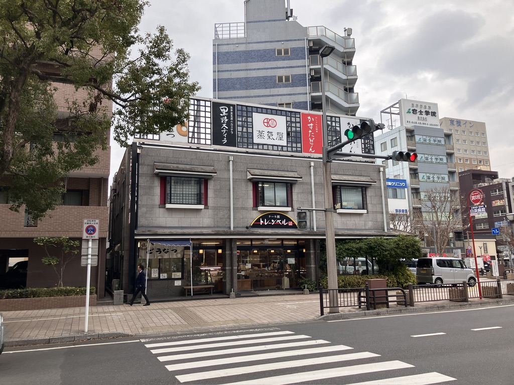 鹿児島中央駅の西口広場の眼の前にある蒸氣屋 ケーキ園トレーンベル