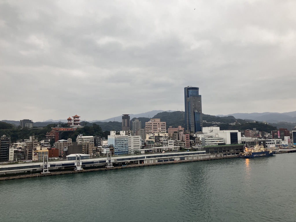 基隆港の眺め（反対側）中国風の寺院のようなものが見えます