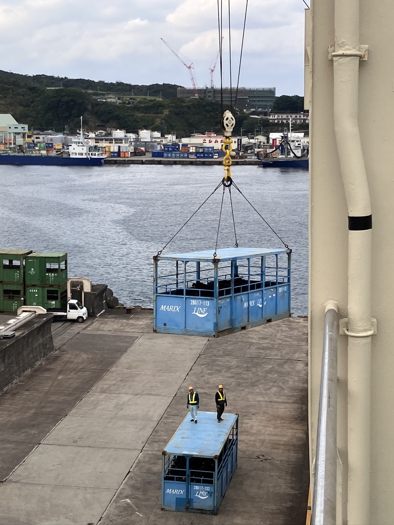 徳之島亀徳港での子牛船積みの様子