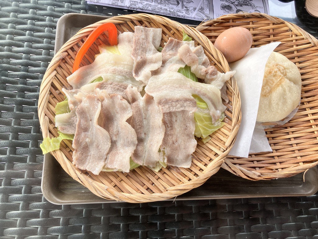 地獄蒸し料理（大分県産豚バラ盛り、かんなわ肉まん、石仏たまごの地獄蒸し卵）
