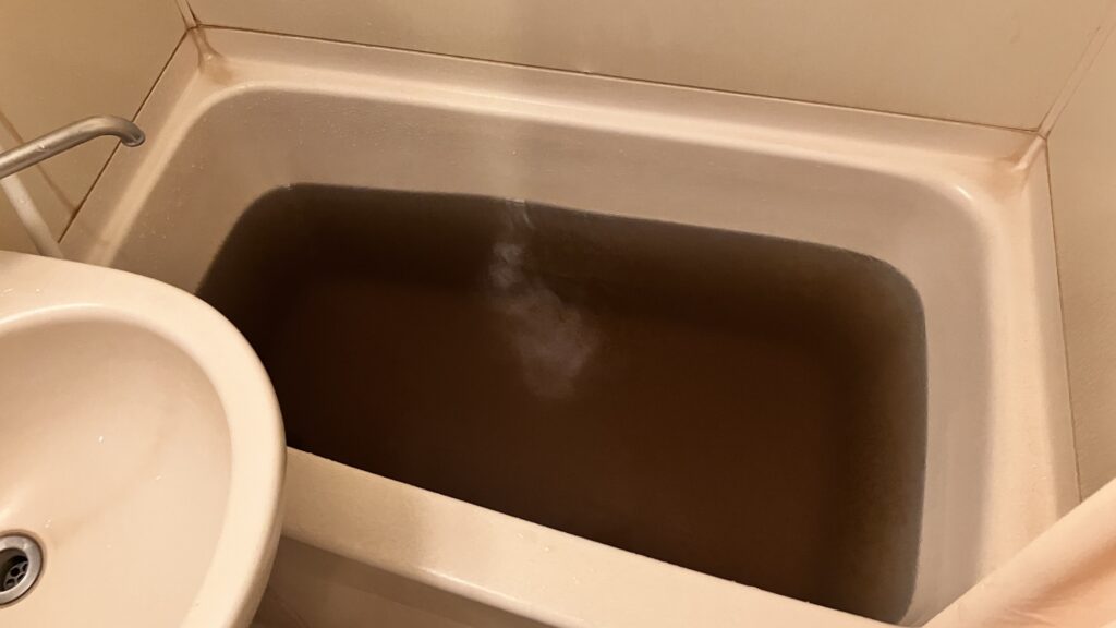ユニットバスに天然の温泉が入っている