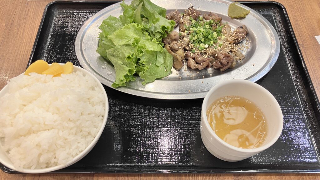 もも炭火焼＆もつ焼き定食（1,078円）