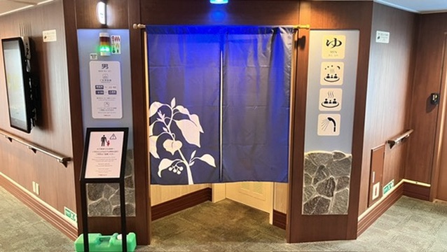 男湯の入口、上部には混雑状況を知らせるランプがついています