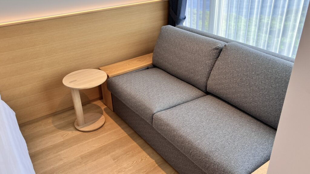 室内の窓際にあるソファ