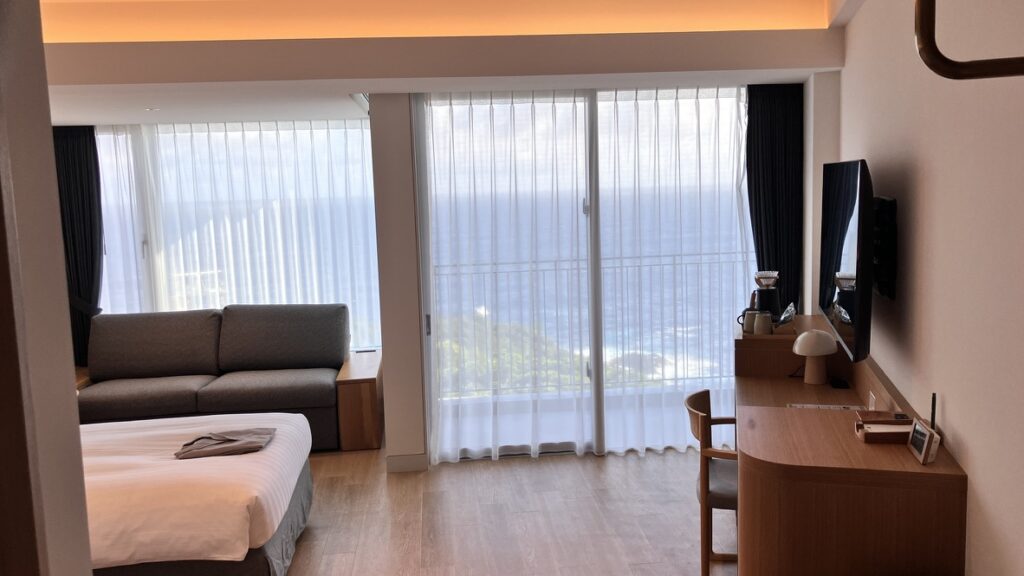 海側スタンダードツインの室内と外の風景