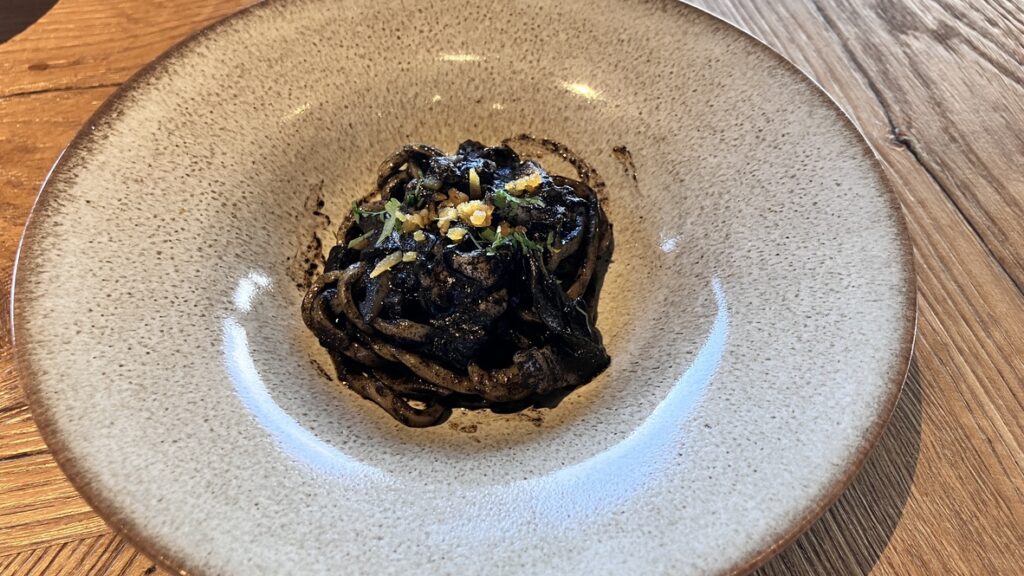 イカスミソースのキタッラ