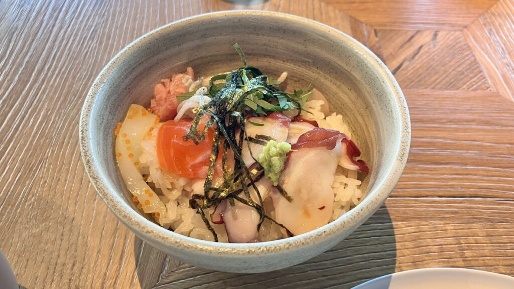 自分で刺し身をトッピングして作る海鮮丼