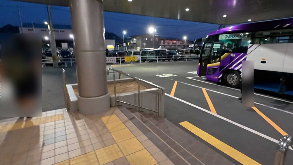ターミナルを出て右側に無料の連絡バスが待機しています。
