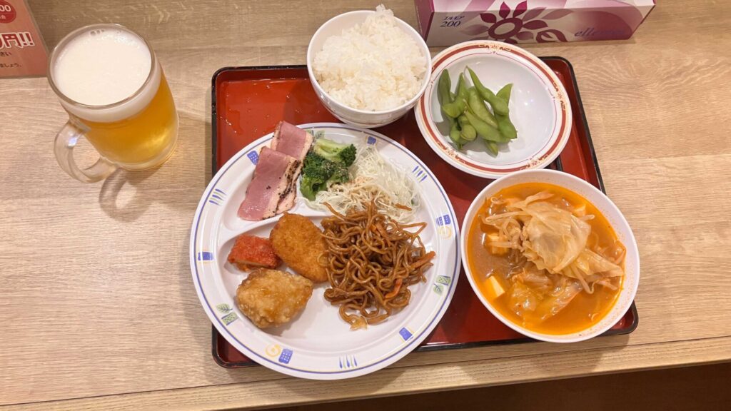 バイキングで取った食材と飲み放題メニューの生ビール