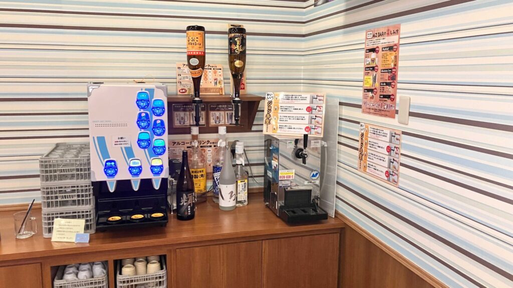 飲み放題の飲み物をセルフサービスで作る場所