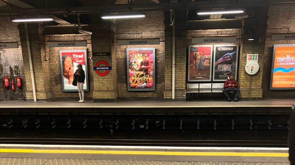 LONDONのUNDERGROUND(地下鉄)BAYSWATER駅ホーム