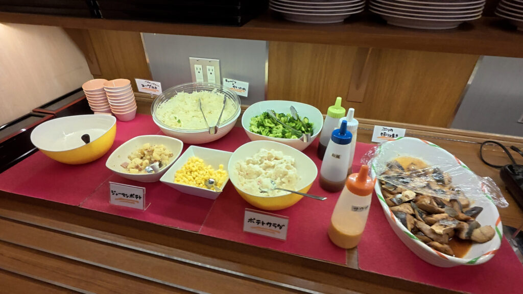 朝食バイキングのメニュー(サラダ、ジャーマンポテト、ポテトサラダ、ブリの照焼)