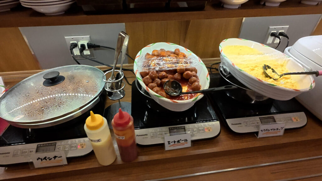 朝食バイキングのメニュー(ウィンナー、ミートボール、スクランブルエッグ)