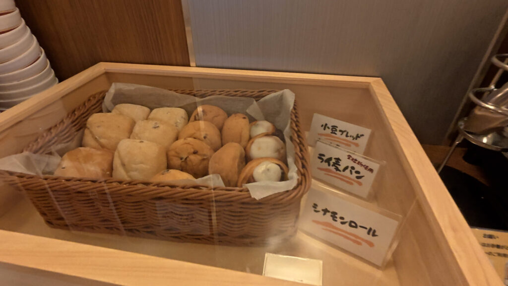 朝食バイキングのメニュー(小豆ブレッド、ライ麦パン、シナモンロール)