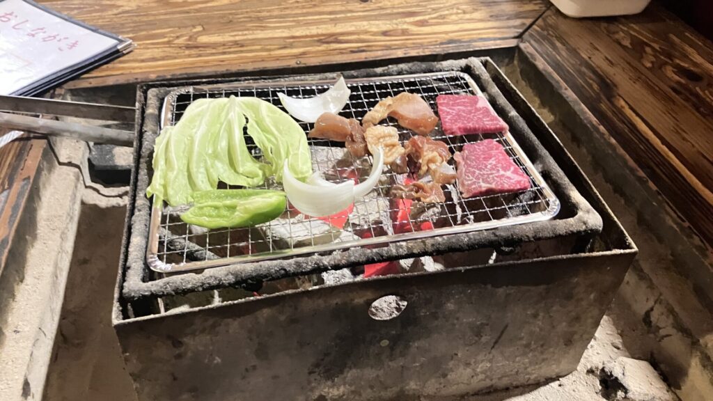 小次郎渕の店内にある囲炉裏
