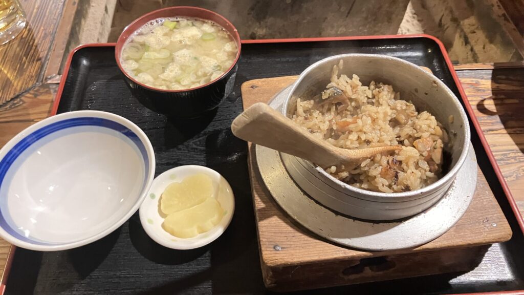 小次郎渕の釜飯と汁物と漬物