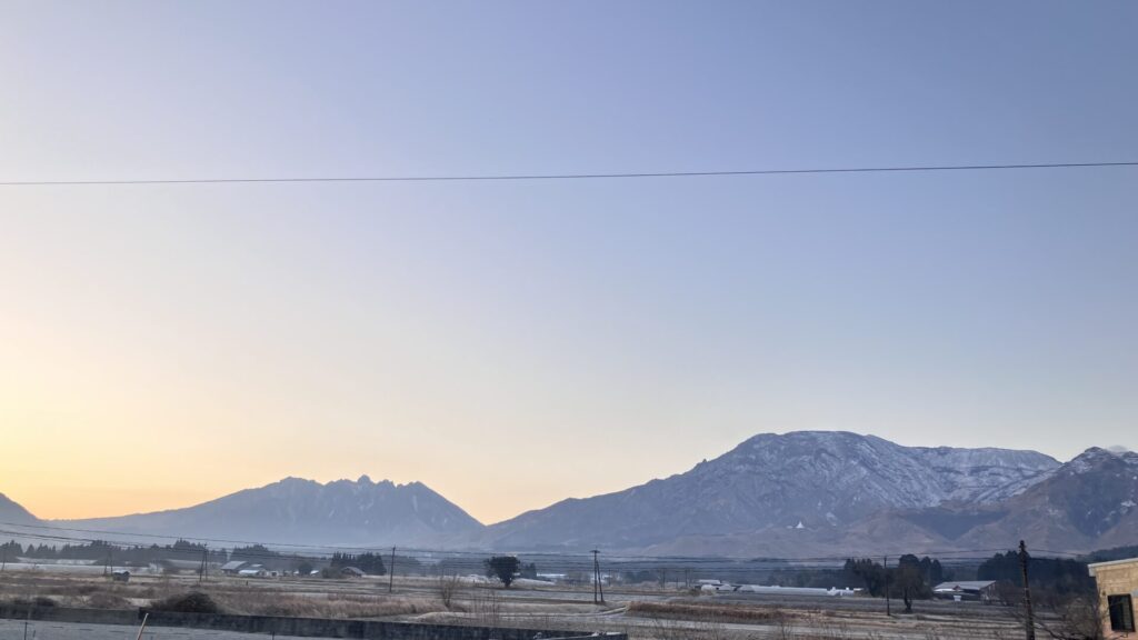 1月下旬に雪化粧した阿蘇の山並み