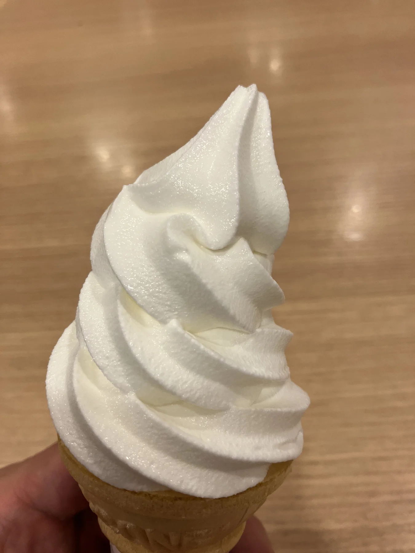 新千歳空港の雪印パーラーで購入した白いソフトクリーム